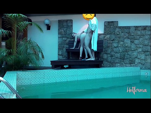 ❤️ O xefe invita a criada á piscina, pero non puido resistirse a un quente ❤️ Follar en nós ❌️